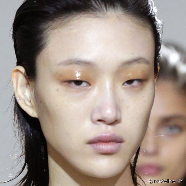 Olhos com efeito molhado e com um toque alaranjado foram um dos destaques do desfile de Jason Wu na Semana de Moda de Nova York